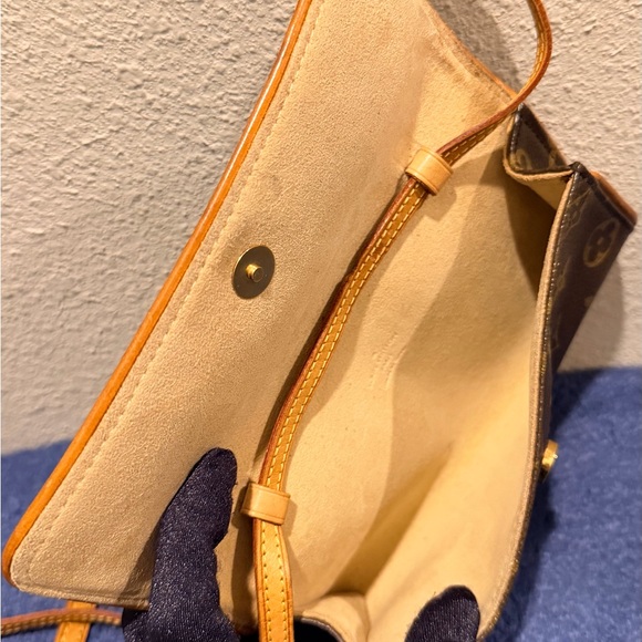 Louis Vuitton Monogram Pochette Twin PM with Removable Strap - Picture 4 of 13